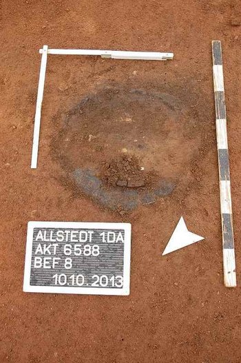 Abbildung 1: Urnenbestattung in situ (Grabungsfoto). © Landesamt für Denkmalpflege und Archäologie Sachsen-Anhalt, Daniel Pollok. 