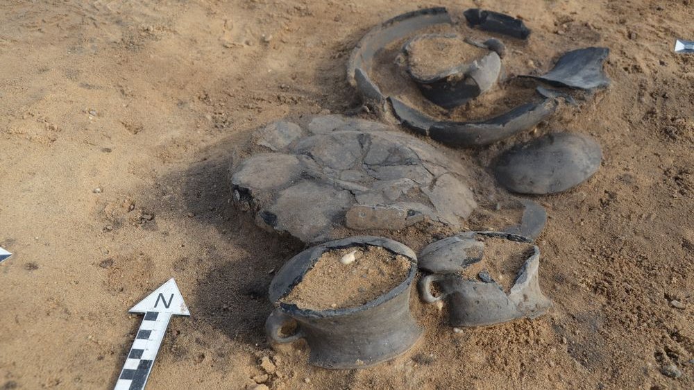 Depotfund der Aunjetitzer Kultur aus der frühbronzezeitlichen Siedlung bei Pömmelte. Drei Gefäße enthielten Milchprodukte, eines Wiederkäuerfette. Diese waren vor der Deponierung in Gebrauch. © Landesamt für Denkmalpflege und Archäologie Sachsen-Anhalt, Matthias Zirm.