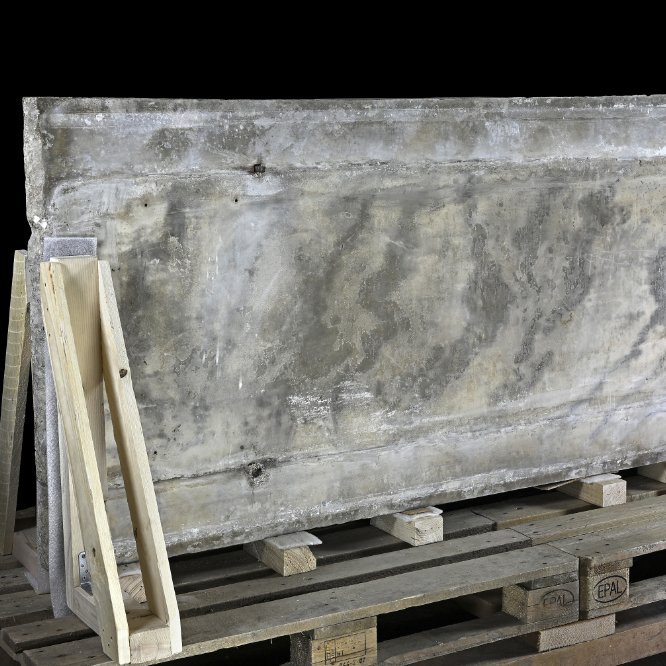 Die vom Steinkasten abgenommene, repräsentative Deckplatte des Sarkophags, die von Spezialisten als prokonnesischer Marmor bestimmt wurde. Erkennbar sind die korrodierenden Eisennägel, die der Fixierung der Deckplatte dienten. © Landesamt für Denkmalpflege und Archäologie Sachsen-Anhalt, Andrea Hörentrup.