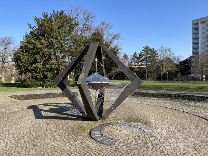 Achim Kühn und Arnold Zenkert, Weltmittagsuhr, 1977, Stadtpark. Zustand 2024. © Landesamt für Denkmalpflege und Archäologie Sachsen-Anhalt, Toni Pfaff.