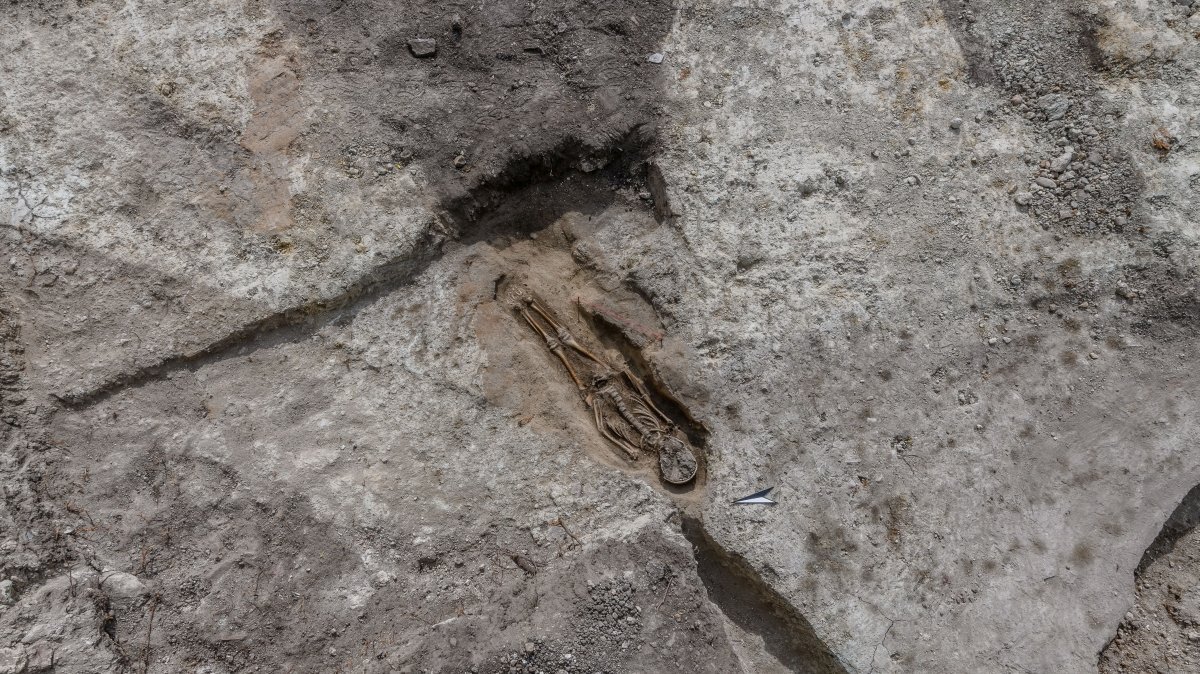 Kindergrab in dem Zwickel zwischen Seitenapsis und Hauptapsis der Klosterkirche. © Landesamt für Denkmalpflege und Archäologie Sachsen-Anhalt, Klaus Bentele.