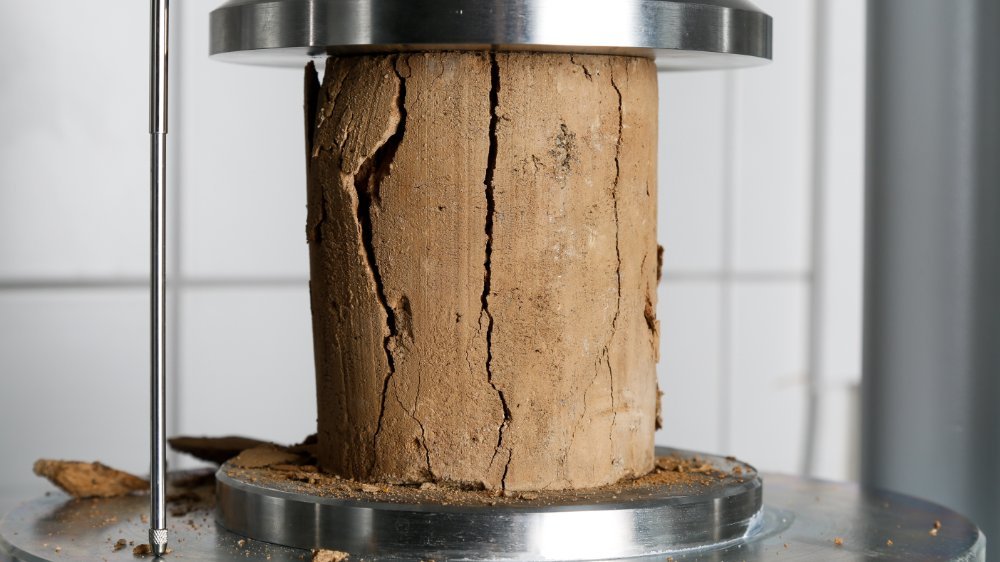 Abbildung 4: Druckfestigkeitsmessung an einem Lehmprüfkörper im bodenmechanischen Forschungslabor der HTWK Leipzig. © HTWK Leipzig, Benedict Löwe.