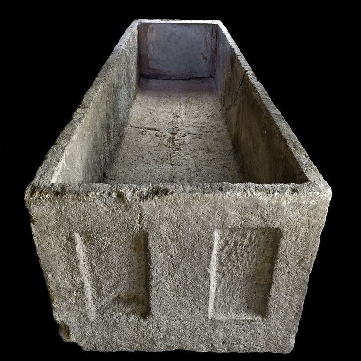 Blick in das Innere des leeren Sarkophags. Gut erkennbar ist das in den Boden eingemeißelte, nachträglich teilweise wieder vermörtelte Kreuz. © Landesamt für Denkmalpflege und Archäologie Sachsen-Anhalt, Andrea Hörentrup.