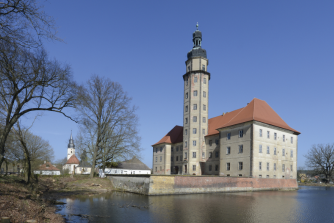 Abbildung 2: Das Schloss mit dem dazugehörigen Teich © Landesamt für Denkmalpflege und Archäologie Sachsen-Anhalt, G. Preuß.