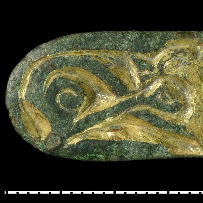 Tierstilverzierte Riemenzunge (Endbeschlag eines ledernen Gurtes) aus vergoldetem Buntmetall, karolingerzeitlich (8./1. Hälfte 9. Jahrhundert). © Landesamt für Denkmalpflege und Archäologie Sachsen-Anhalt, Silvia Eimer.