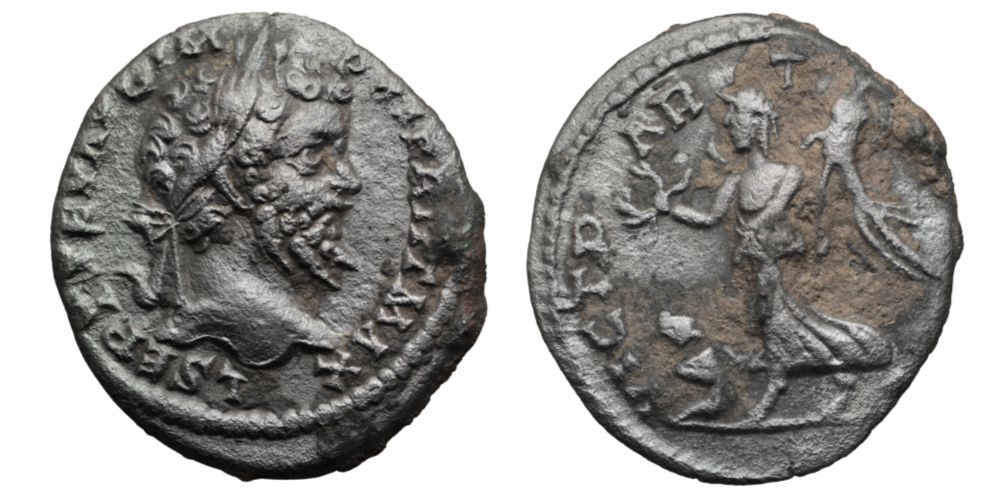 Abbildung 5: Ein Silberdenar des Septimius Severus. Vorderseite: Kopf des Septimius Severus mit Lorbeerkranz, Legende: L SEPT SEV AUG IM-P XI PART MAX. Rückseite: Victoria, nach links schreitend mit Kranz in der rechten und Siegesmal in der linken Hand, davor ein Gefangener, Legende: VICT P-AR-T[HI]I[CAE] © Landesamt für Denkmalpflege und Archäologie Sachsen-Anhalt, O.S.C.A.R.. 