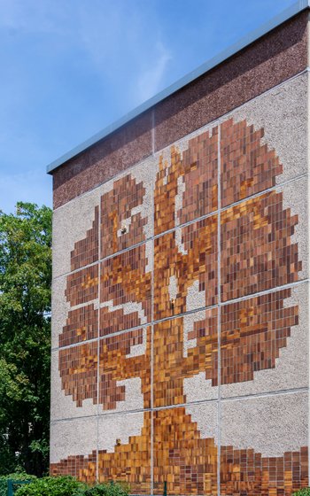Wandmosaik in Form einer Linde im Wohnkomplex ›Am Lustgarten‹ in Dessau-Roßlau. © Landesamt für Denkmalpflege und Archäologie Sachsen-Anhalt, Christoph Liepach.