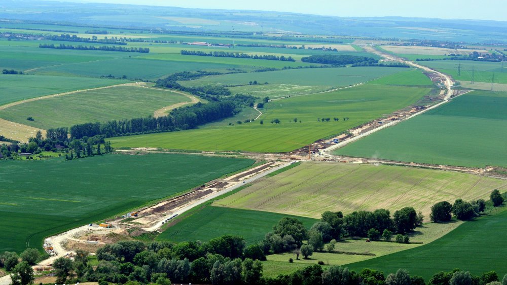 Abbildung 2: Übersicht über das mehrere Kilometer lange Grabungsareal bei Oechlitz. © Landesamt für Denkmalpflege und Archäologie Sachsen-Anhalt.