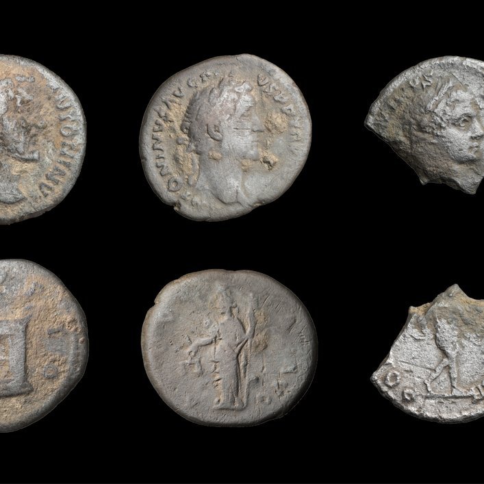 Römische Münzen, die bei der systematischen Begehung der Marschlager mit Metallsonden geborgen wurden. Geprägt wurden sie unter den Kaisern Antoninus Pius (138-161 nach Christus), Marcus Aurelius (161 bis 180 nach Christus) und Caracalla (211 bis 217 nach Christus). © Landesamt für Denkmalpflege und Archäologie Sachsen-Anhalt, Anika Tauschensky.