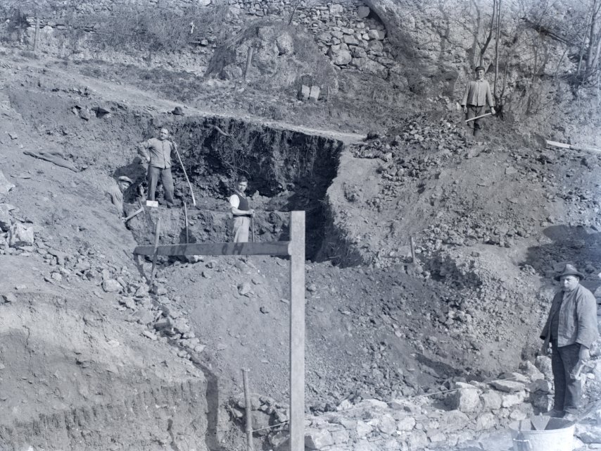 Die Fotografie von 1934 zeigt die archäologischen Arbeiten an der Ilsenhöhle unterhalb der Burg Ranis. © Landesamt für Denkmalpflege und Archäologie Sachsen-Anhalt, Archiv.