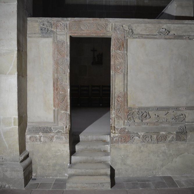 Blick auf die Schatzkammer des 19. Jahrhunderts, in die Bruchstücke einer prachtvollen mittelalterlichen Chorwand (um 1130) aus bemaltem Stuck integriert sind. © Landesamt für Denkmalpflege und Archäologie Sachsen-Anhalt, Corinna Scherf.