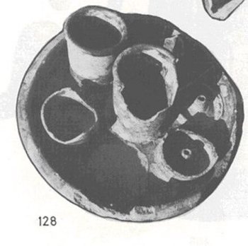 Abbildung 3: Lampenschale. Aus: W. Endres, Straubinger Keramik um 1600 - Ein Fundkomplex »vorm obern tor«, Vorbericht 8. In: Jahresbericht des Hist. Vereins für Straubing und Umgebung 1996. 128.