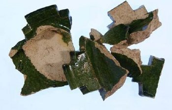 Abbildung 6: Fragmente eines grün glasierten Schreibsets mit getrepptem Rand. © Landesamt für Denkmalpflege und Archäologie Sachsen-Anhalt. 