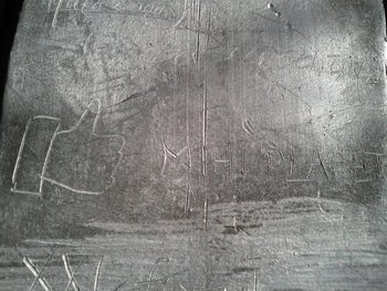 Abbildung 5: Detailaufnahme: Handsymbol mit MIHI PLACET-Formel. © Landesamt für Denkmalpflege und Archäologie Sachsen-Anhalt.