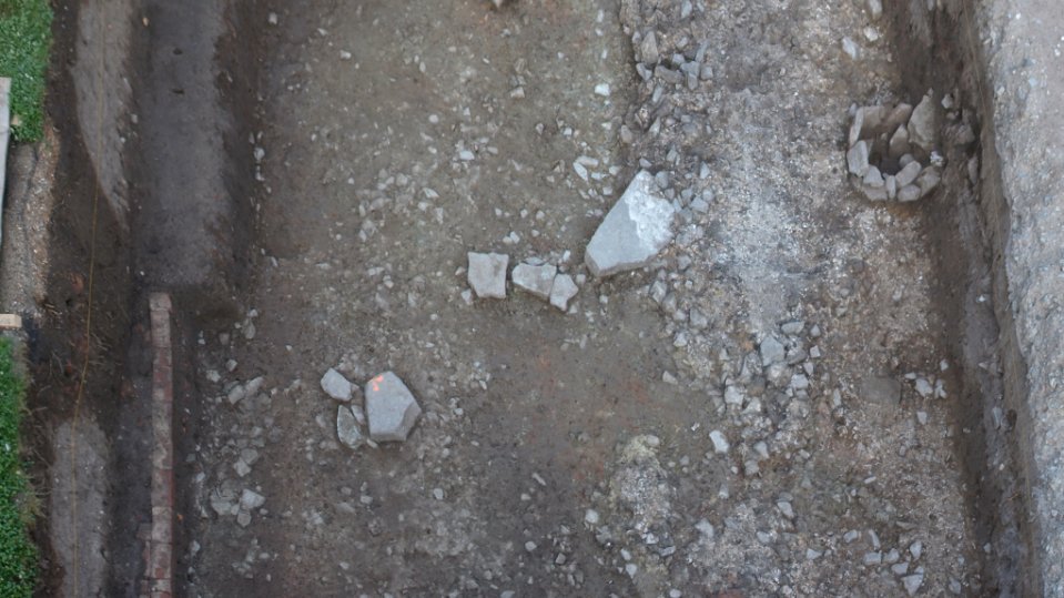 Aufsicht auf das Planum der Grabungsfläche 2024 im Kloster Memleben mit Steinstockung des planierten Gebäudeunterbaus der ersten Kirche des 10. Jahrhundert sowie Resten des Estrichs und des Altarunterbaus. © Landesamt für Denkmalpflege und Archäologie Sachsen-Anhalt, Holger Grönwald.