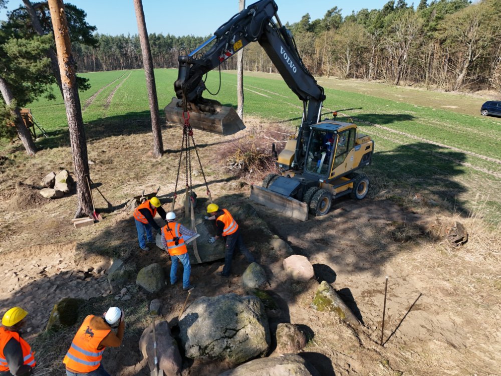 Das Aufsetzen der Decksteine auf Grundlage der Grabungsdokumentation. © Landesamt für Denkmalpflege und Archäologie Sachsen-Anhalt, Barbara Fritsch.