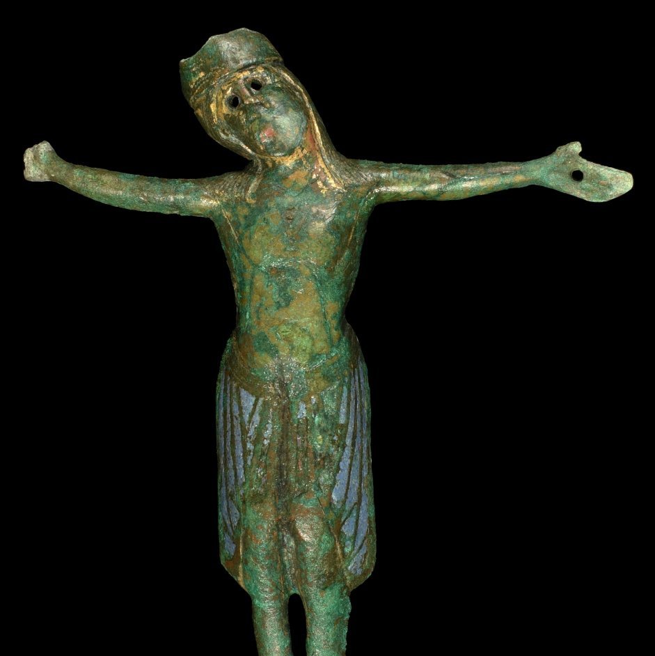 Romanisches emailverziertes Buntmetallkreuz aus der Kirche kurz vor Abschluss der Restaurierung. © Landesamt für Denkmalpflege und Archäologie Sachsen-Anhalt, Friederike Hertel.