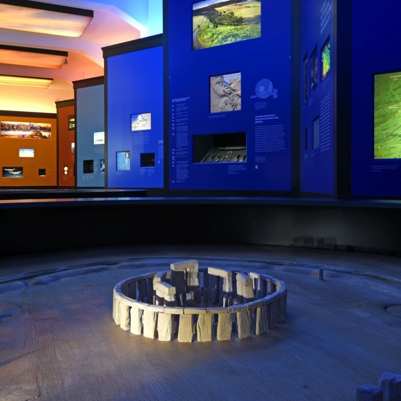 Ausstellungsimpression, im Vordergrund das Modell von Stonehenge. © Landesamt für Denkmalpflege und Archäologie Sachsen-Anhalt, Andrea Hörentrup.