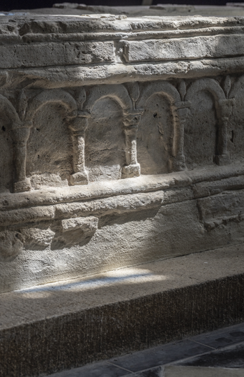 Die Stucktumba aus der Walbecker Stiftskirche, die sich heute in der Dorfkirche von Walbeck befindet. © Landesamt für Denkmalpflege und Archäologie Sachsen-Anhalt, Michel Klehm.