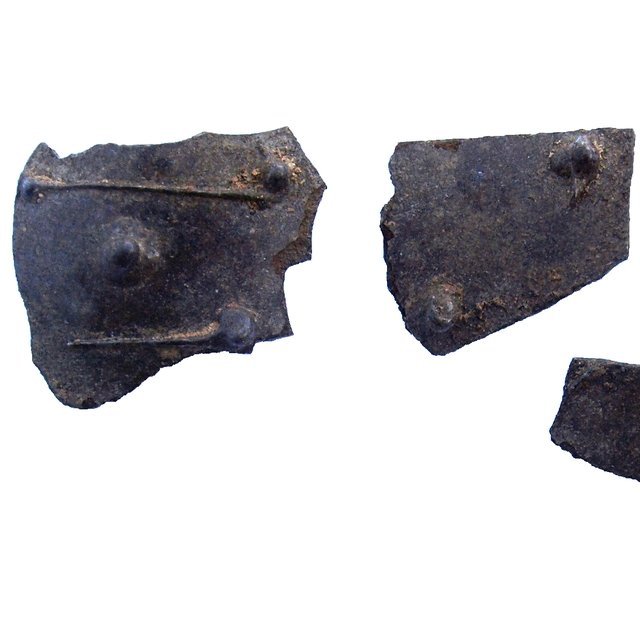 Gehobene Ausstattung mit luxuriösem Tafelgeschirr auch in der Vorburg: Fragmente eines Berkemeyer genannten Glasbechers mit Nuppenauflage. © Landesamt für Denkmalpflege und Archäologie Sachsen-Anhalt, Holger Grönwald.