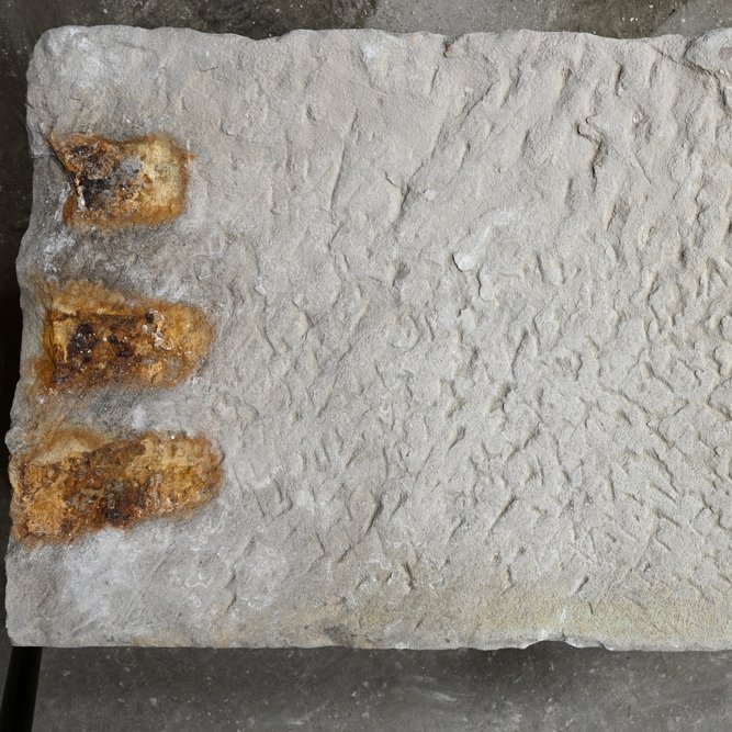 Einer der Sandsteine aus dem Unterbau des Grabmals Ottos des Großen. Die einst zum Höhenausgleich eingebrachten Eisenkeile waren stark korrodiert und nicht mehr funktionstüchtig. © Landesamt für Denkmalpflege und Archäologie Sachsen-Anhalt, Claudio Dähnel/Denis Dittrich.