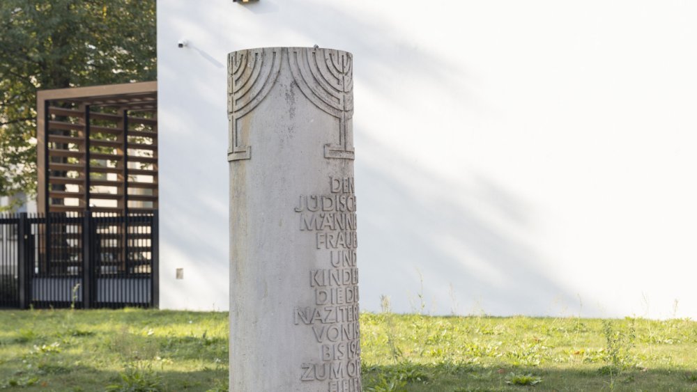 Abbildung 9: Kurt Thieme: Gedenkstele an die Pogromnacht vom 9. November 1938, 1988. © Landesamt für Denkmalpflege und Archäologie Sachsen-Anhalt, Michel Klehm.
