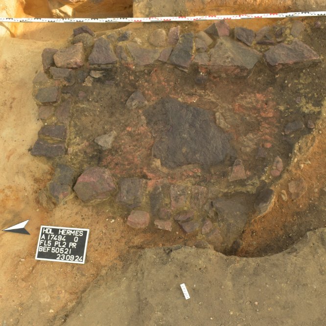 Feuerungskanal eines hochmittelalterlichen Steinspeicherofens, der zum Beheizen eines Wohngebäudes diente. © Landesamt für Denkmalpflege und Archäologie Sachsen-Anhalt, Anton Mutz.