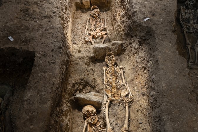 Drei Bestattungen des Friedhofs zwischen Naumburger Dom und Nikolaikapelle. © Landesamt für Denkmalpflege und Archäologie Sachsen-Anhalt, Michel Klehm.
