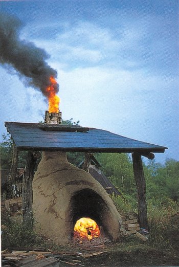 Abbildung 6: Rekonstruktion eines spätmittelalterlichen, liegenden Töpferofens im Museumsdorf Düppel bei Berlin. A. Heege, Die Töpferei am Negenborner Weg (Oldenburg) 1993, 36 Abb. 28. 