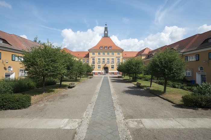 Abbildung 1: Blick auf das ehemalige Rathaus der früheren Gemeinde Piesteritz mit dem platzartigen Annex. © Landesamt für Denkmalpflege und Archäologie Sachsen-Anhalt. 