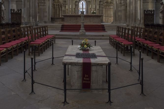Der Sarkophag Ottos des Großen im Chorraum des Magdeburger Doms. © Kulturstiftung Sachsen-Anhalt, Christoph Jann.