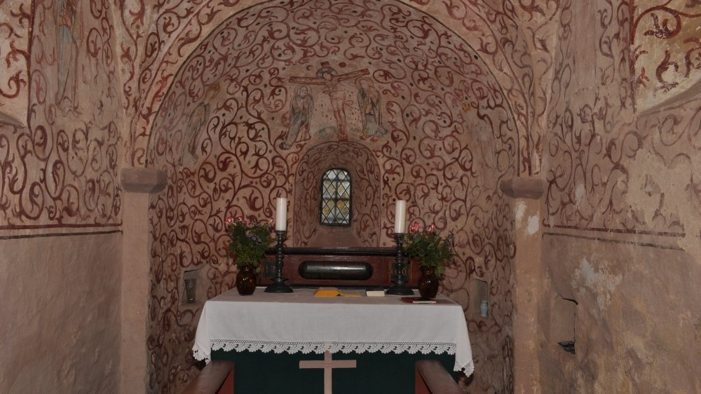 Siedengrieben, Dorfkirche, Detail der Kreuzigungsdarstellung inmitten von Ranken. © Landesamt für Denkmalpflege und Archäologie Sachsen-Anhalt, Torsten Arnold.
