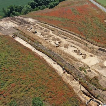 Aschersleben, Ortsumfahrung der B180. Übersicht der Fundstelle am Hang zur Eine. © Landesamt für Denkmalpflege und Archäologie Sachsen-Anhalt.