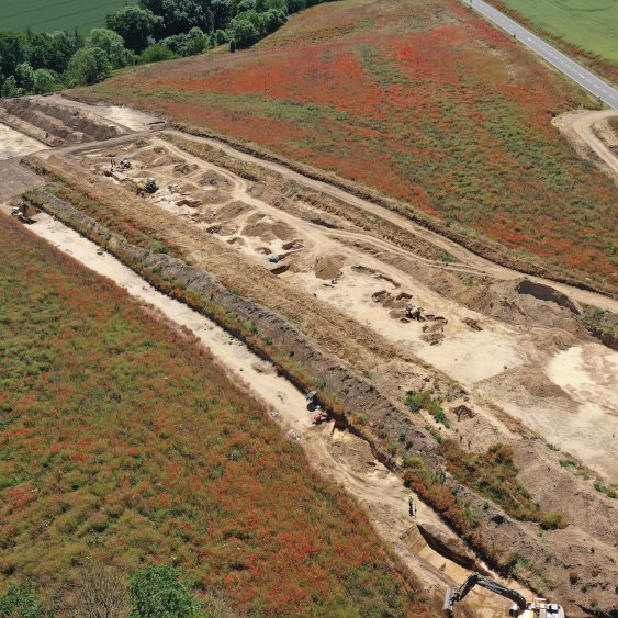 Aschersleben, Ortsumfahrung der B180. Übersicht der Fundstelle am Hang zur Eine. © Landesamt für Denkmalpflege und Archäologie Sachsen-Anhalt.