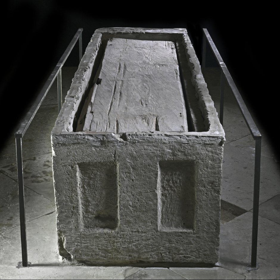 Der Sarkophag nach Abnahme der Marmordeckplatte und mit geschlossenem Holzsarg. © Landesamt für Denkmalpflege und Archäologie Sachsen-Anhalt, Andrea Hörentrup.