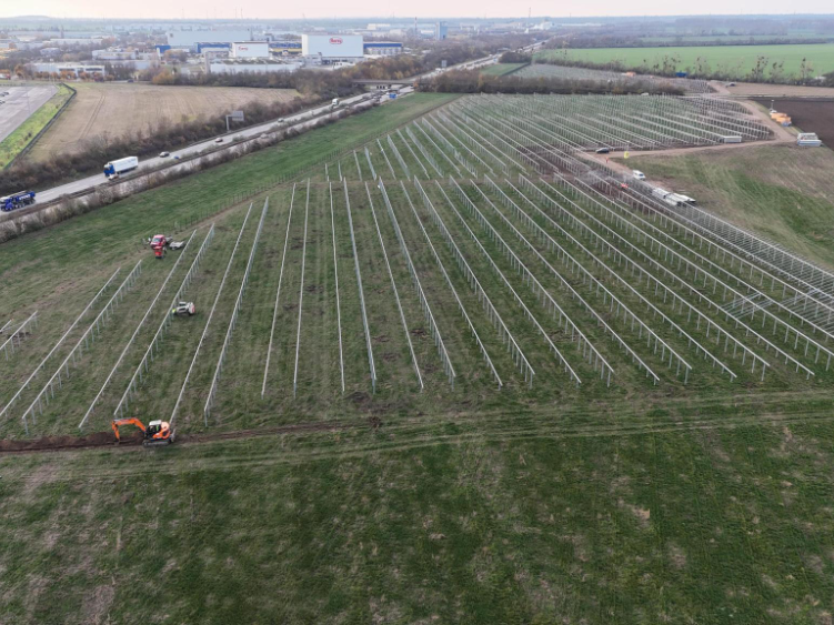 Abbildung 1: Errichtung einer Flächenphotovoltaikanlage in Ständerbauweise mit Rammpfostengründung bei Osterweddingen, Landkreis Börde. © Landesamt für Denkmalpflege und Archäologie Sachsen-Anhalt, T. Martens. Abbildung 1: Errichtung einer Flächenphotovoltaikanlage in Ständerbauweise mit Rammpfostengründung bei Osterweddingen, Landkreis Börde. © Landesamt für Denkmalpflege und Archäologie Sachsen-Anhalt, T. Martens.