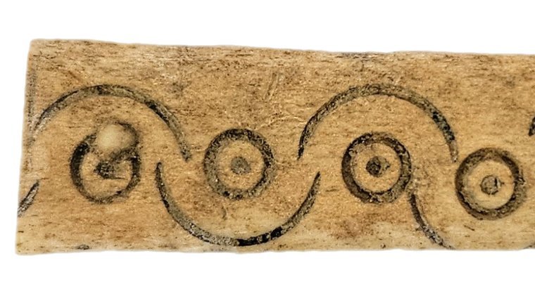 Abbildung 5: Fragment eines mit Kreisaugen verzierten Kästchens aus Geweih aus der Zeit um 1000. © Landesamt für Denkmalpflege und Archäologie Sachsen-Anhalt, A. Kieseler. Abbildung 5: Fragment eines mit Kreisaugen verzierten Kästchens aus Geweih aus der Zeit um 1000. © Landesamt für Denkmalpflege und Archäologie Sachsen-Anhalt, Andreas Kieseler.