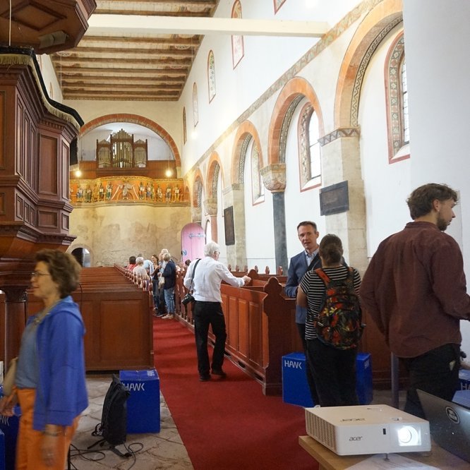 Gröningen. St. Vitus. Besucherinnen und Besucher während der Vorstellung der Arbeiten der Studierenden am 27. Juli 2025. © Landesamt für Denkmalpflege und Archäologie Sachsen-Anhalt, Sebastian Händler.
