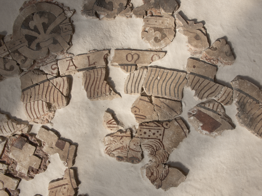 Reste eines spätmittelalterlichen Stuckfußbodens, welcher unter dem Chor aufgefunden wurden © Landesamt für Denkmalpflege und Archäologie Sachsen-Anhalt, Gunar Preuß. 