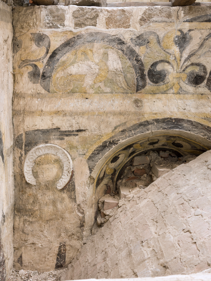 Oberhalb des nachträglich eingezogenen Gewölbes haben sich im Chorjoch die von Übermalungen, Restaurierungen und anderen Veränderungen völlig unberührten Wandmalereien erhalten. © Landesamt für Denkmalpflege und Archäologie Sachsen-Anhalt, Michel Klehm.