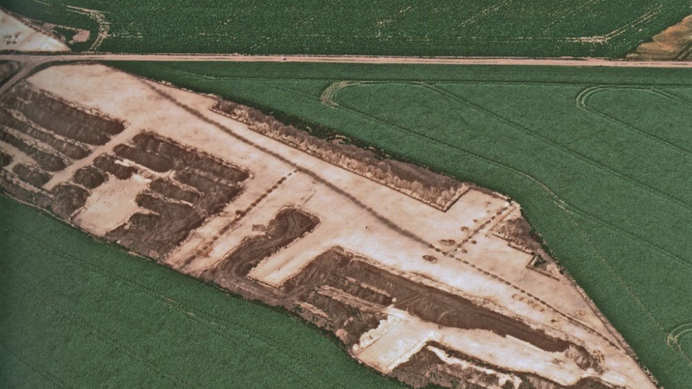 Abbildung 11: Blick auf einen über 300 Meter langen Abschnitt einer Grubenreihe mit zwei Abzweigungen bei Klobikau im Juni 2009. Die Reihe ließ sich in den Ausgrabungsflächen zuletzt über 700 Meter verfolgen. © Landesamt für Denkmalpflege und Archäologie Sachsen-Anhalt.