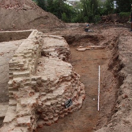Schloss Pouch. Nordwestecke des Fundaments des dritten Turms aus dem Spätmittelalter; Gesamtbreite: 10,5 Meter. © Landesamt für Denkmalpflege und Archäologie Sachsen-Anhalt, Ulf Petzschmann.