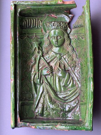 Abbildung 2: Nischenkachel mit der Darstellung der heiligen Apollonia. © Landesamt für Denkmalpflege und Archäologie Sachsen-Anhalt, Johanna Reetz.