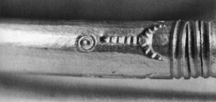 Abbildung 5: Punzverzierung auf dem Schlangenkopfring von Vestringe, Gem. Etelhem (Schweden). K. Andersson 1993, S. 207 Kat.-Nr. 1131, Fig. 86.