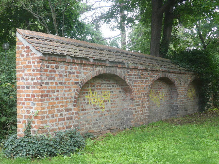 Abbildung 2: Die Akzisemauer im Dessauer Stadtpark. Stadtseite. Blick nach Nordwesten. © Landesamt für Denkmalpflege und Archäologie Sachsen-Anhalt, Helge Jarecki.