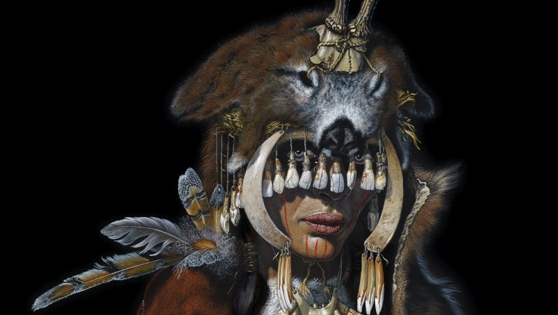 Künstlerische Interpretation der ›Schamanin‹ von Bad Dürrenberg auf Grundlage der Fundzusammensetzung mit Geweihmaske/-haube und in voller Zeremonialkleidung. © Landesamt für Denkmalpflege und Archäologie Sachsen-Anhalt, Karol Schauer.