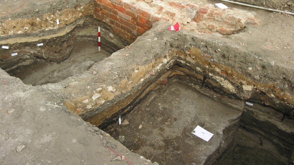 Reste der Herdstellen und Fußböden beziehungsweise Laufhorizonte in den südlichen Ladenabteilungen des Kaufhauses. © Landesamt für Denkmalpflege und Archäologie Sachsen-Anhalt, Manfred Böhme.