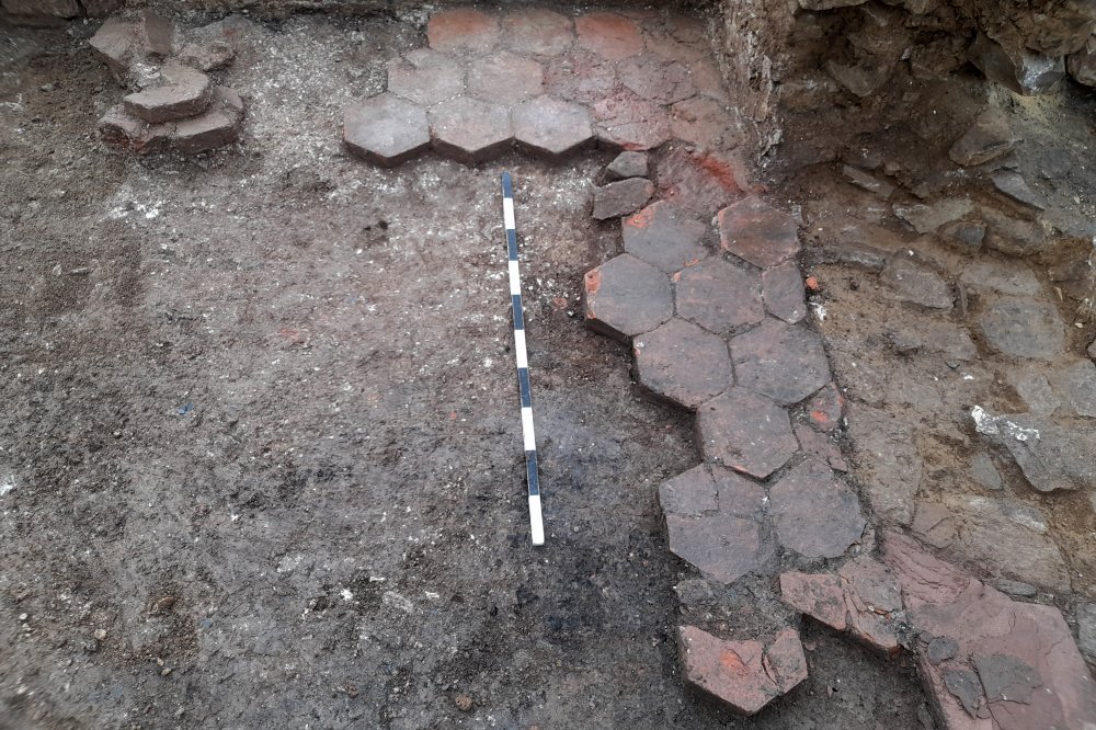 Erhaltener Ziegelfußboden bestehend aus wabenförmigen Einzelplatten. © Landesamt für Denkmalpflege und Archäologie Sachsen-Anhalt, Felix Biermann.