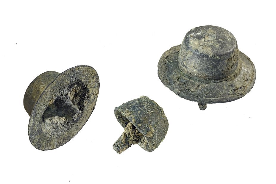 Buchbeschläge, sogenannte Biernägel, aus der Ausgrabung im Kloster Kaltenborn 2023. © Landesamt für Denkmalpflege und Archäologie Sachsen-Anhalt, Andrea Hörentrup.