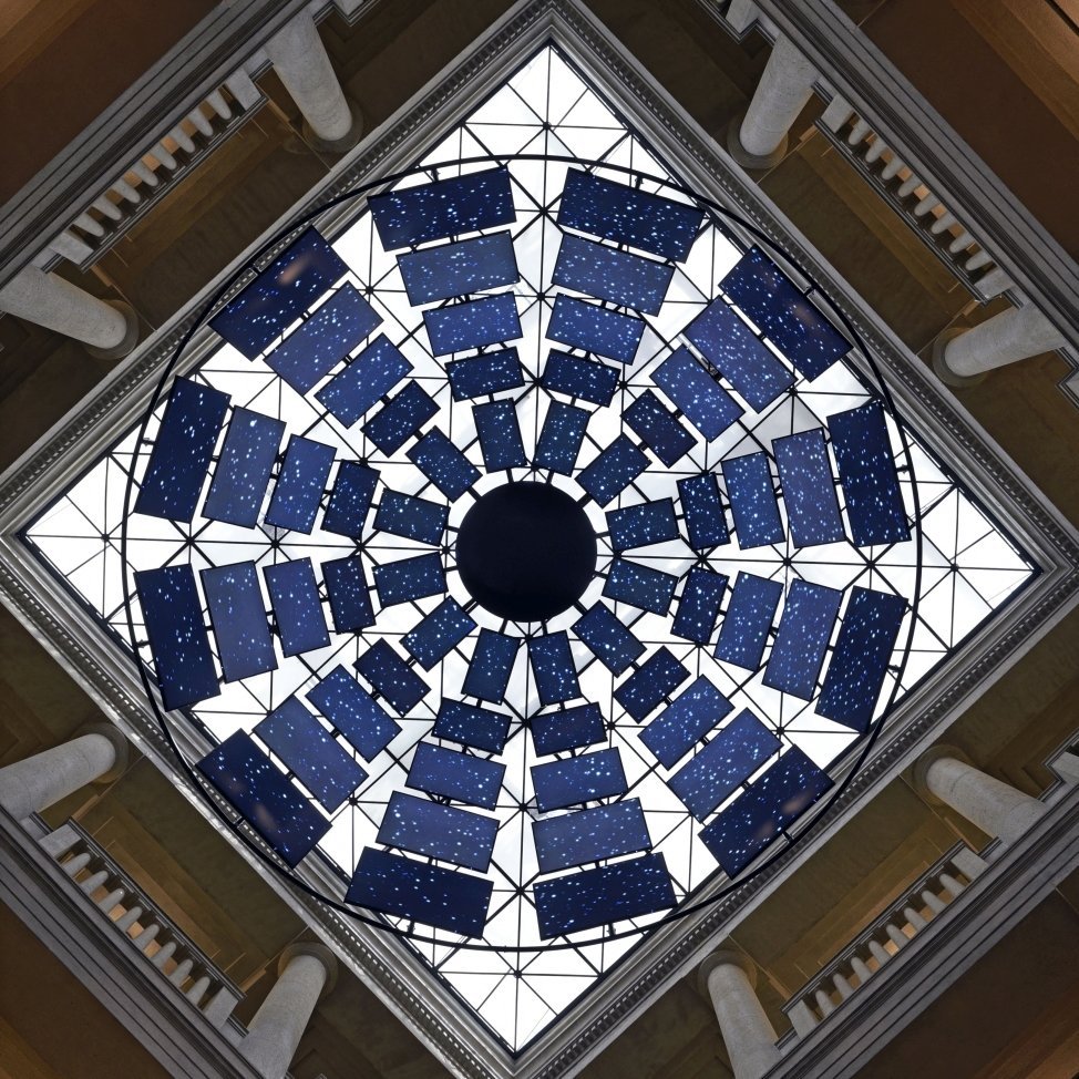 Ausstellungsimpression: Medieninstallation an der Lichtdecke im Atrium des Landesmuseums. © Landesamt für Denkmalpflege und Archäologie Sachsen-Anhalt, Andrea Hörentrup.
